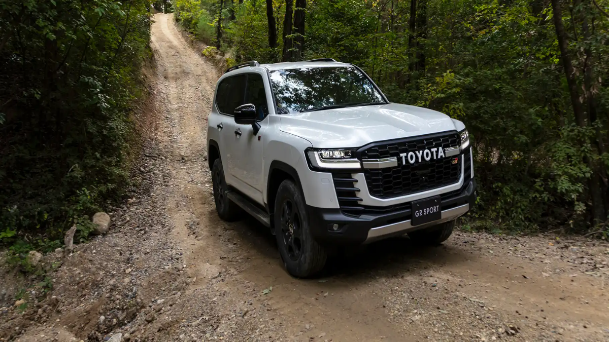 Toyota Land Cruiser 2025 जो चले हर मौसम, हर रास्ते में