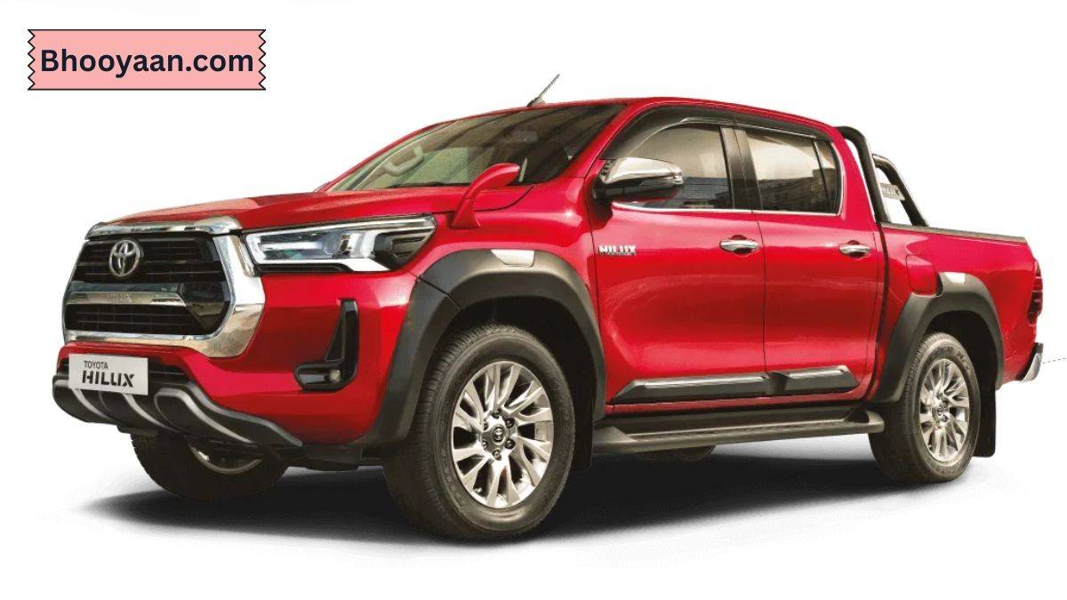 Toyota Hilux 2025 पिकअप ट्रक का फ्रंट और साइड व्यू, बोल्ड डिज़ाइन, LED लाइट्स और प्रीमियम अलॉय व्हील्स के साथ
